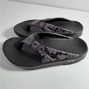 OOFOS Midnight Tropics Recovery Sandals (Women’s size 5)